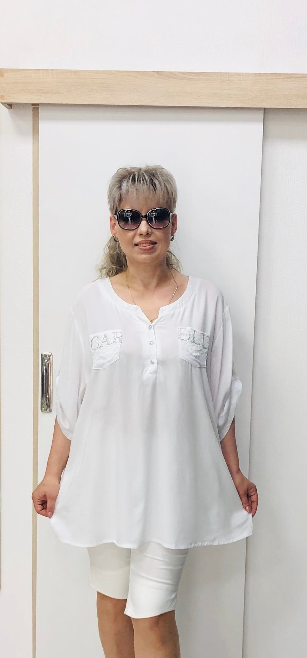 Белый блузон с пайетками и кармашками оригинального фасона