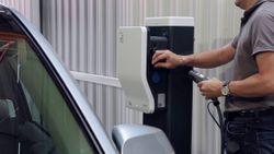 Зарядная станция EVlink Wallbox Plus, 7.4 кВт, T2 с заглушкой (EVH3S7P04K)