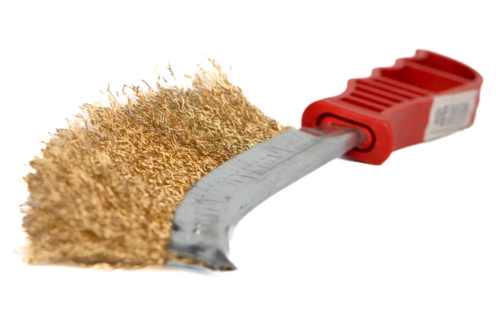 Щетка ручная с пластиковой ручкой по металлу латунная