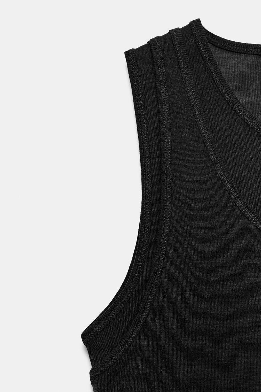 ZARA ФУТБОЛКА С ДВОЙНЫМИ ПРОЙМАМИ, УГОЛЬНЫЙ