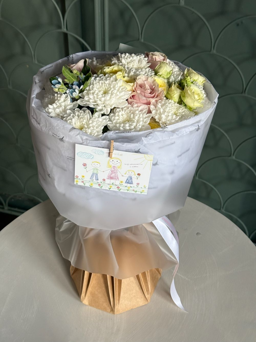 Букет из кустовых пионовидных роз, одноголовой розы, оксипеталума и хризантемы