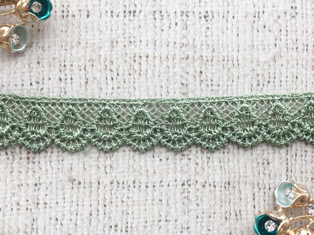 Кружево плетеное, ш. 2-2,2 см.