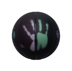 Черный баскетбольный мяч Spalding SPIRIT Color Switch размера 7 с фиолетово-зеленым логотипом, термохромное покрытие на светлом фоне.