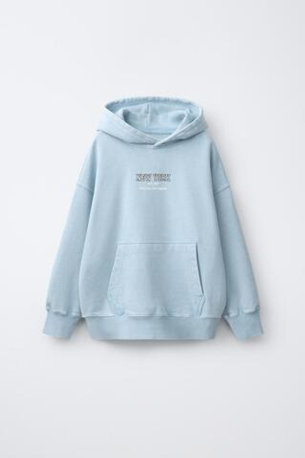 ZARA ХУДИ С КАПЮШОНОМ И НАДПИСЬЮ ИЗ ТКАНИ С ЭФФЕКТОМ ПОТЕРТОСТИ, ГОЛУБОЙ