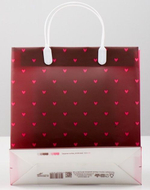 Пластиковый пакет с ручками и мелким принтом в виде сердечек - 23 х 23,5 см.