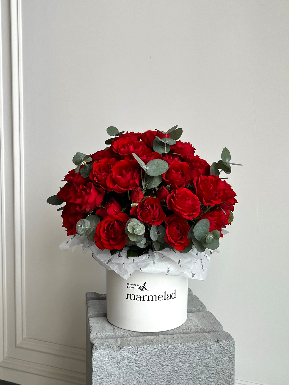 Цветочная коробка из красных кустовых роз и эвкалипта размер S