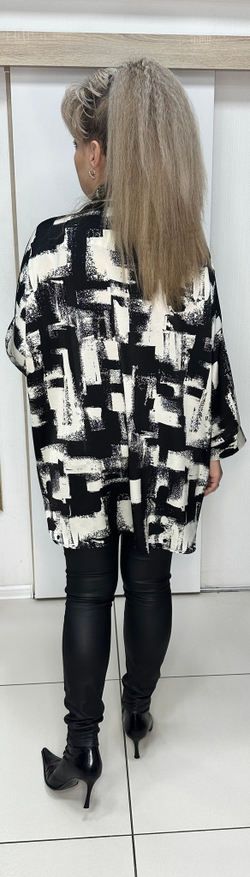 Тонкая черно-белая туника с хомутом и подвеской