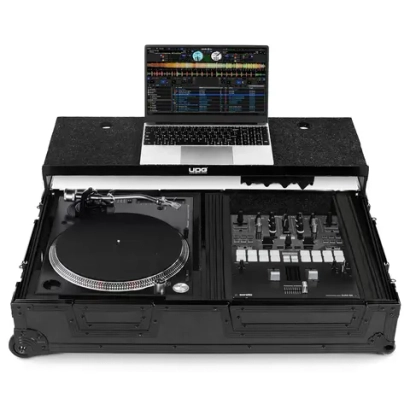 Кейс UDG Ultimate Flight Case Single Turntable Battle/ PLX-CRSS12 & 10"/12" Mixer Black Plus (Laptop Shelf, Trolley & Wheels)