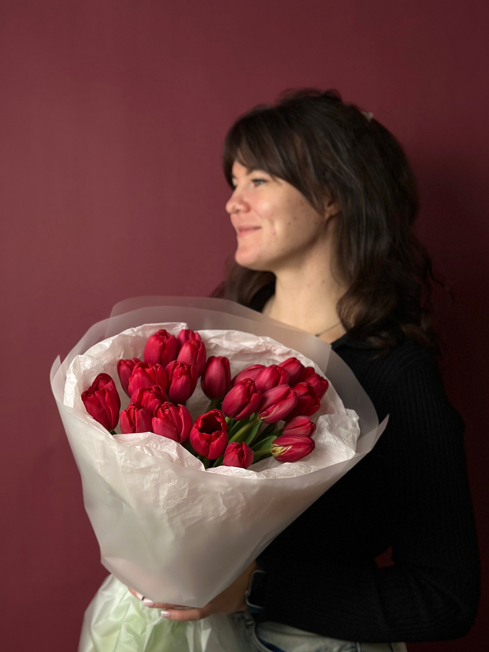 Букет бордовых гладких тюльпанов