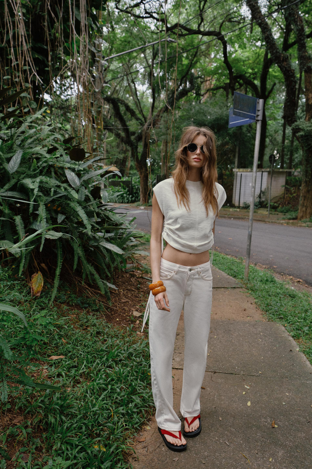 ZARA ФУТБОЛКА В СТИЛЕ РУСТИК СО СБОРКАМИ, БЕЛЫЙ