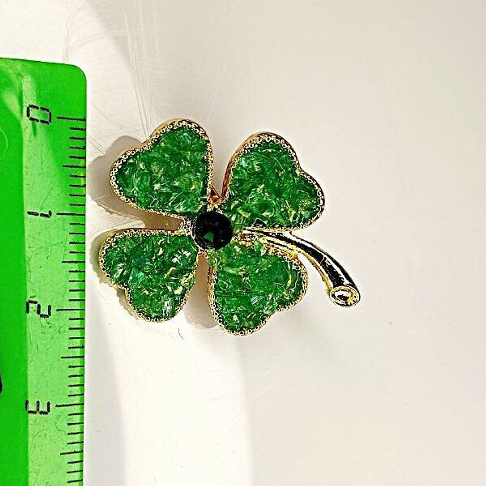 Брошка"Четырехлистный клевер".  Символ удачи. Оберег от сглаза. Зеленая россыпь