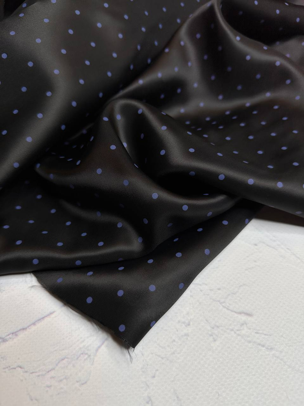 Вискоза подкладочная с узором (100%вискоза, Черный фон/фиолетово-синий мелкий горох, 137, 75 гр/м2)