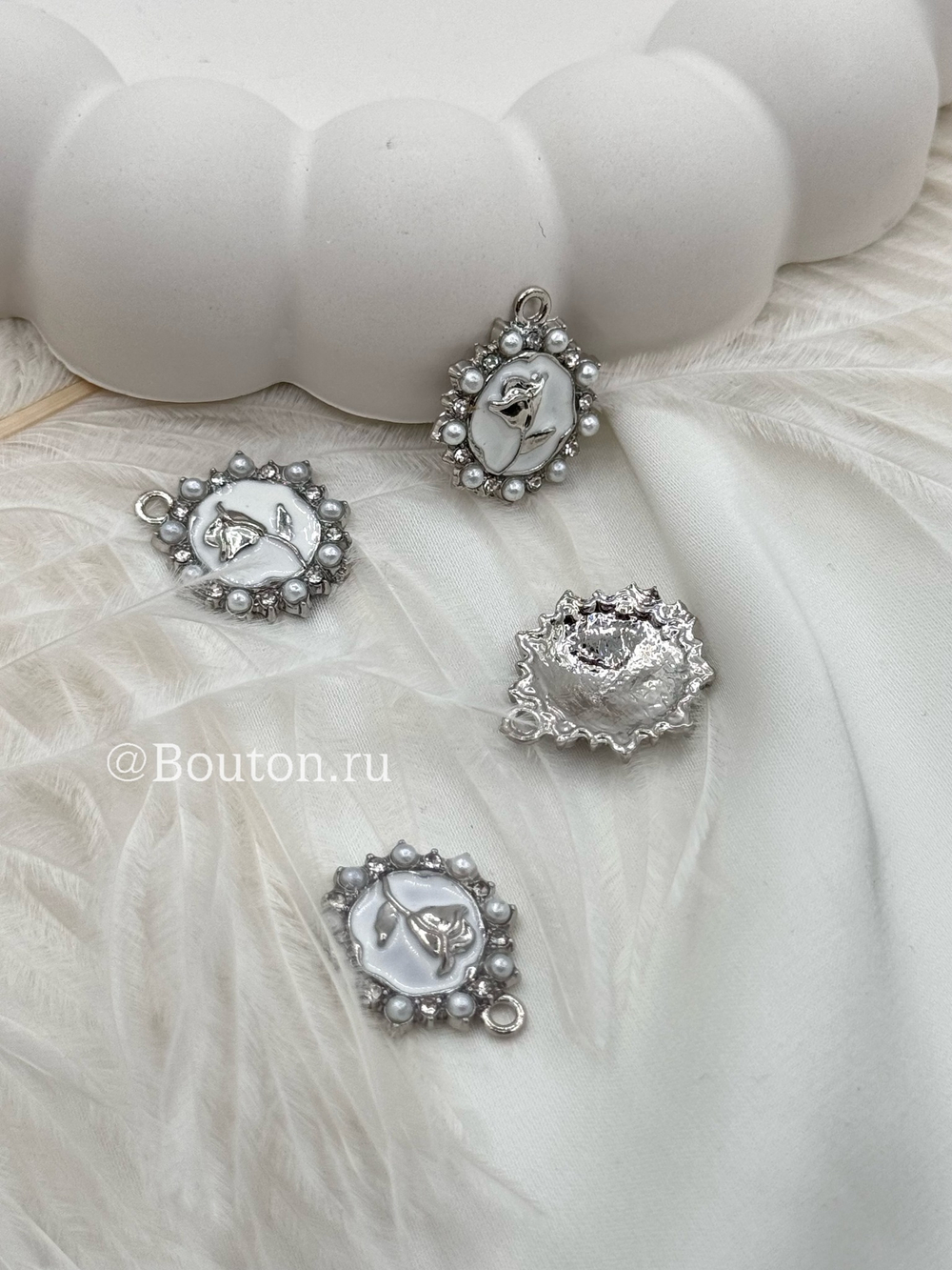 Подвеска серебристая с розой