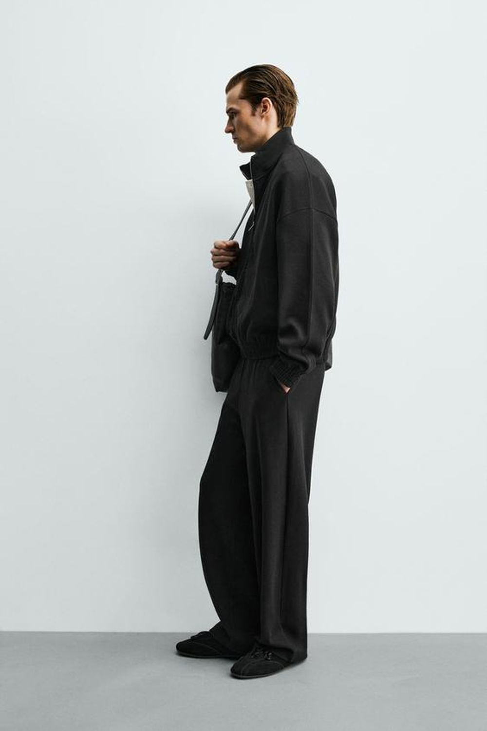 БРЮКИ-ДЖОГГЕРЫ WIDE FIT СО СКЛАДКАМИ, ЧЕРНЫЙ