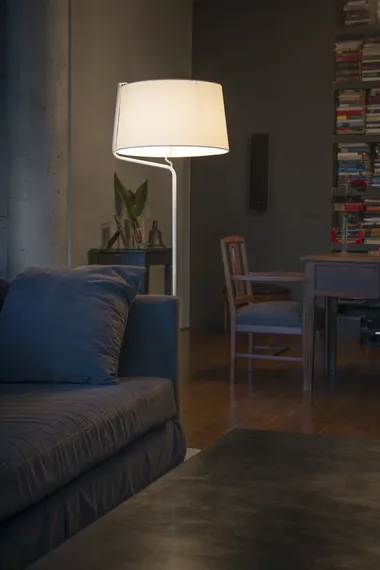 Белый торшер Berni