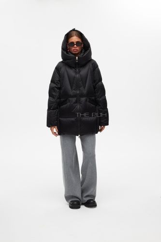 Черный дутый пуховик с объемным капюшоном