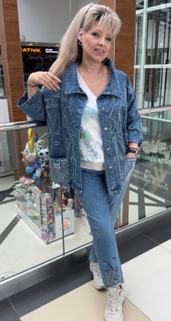 Джинсовый жакет-бомбер со стразовым принтом