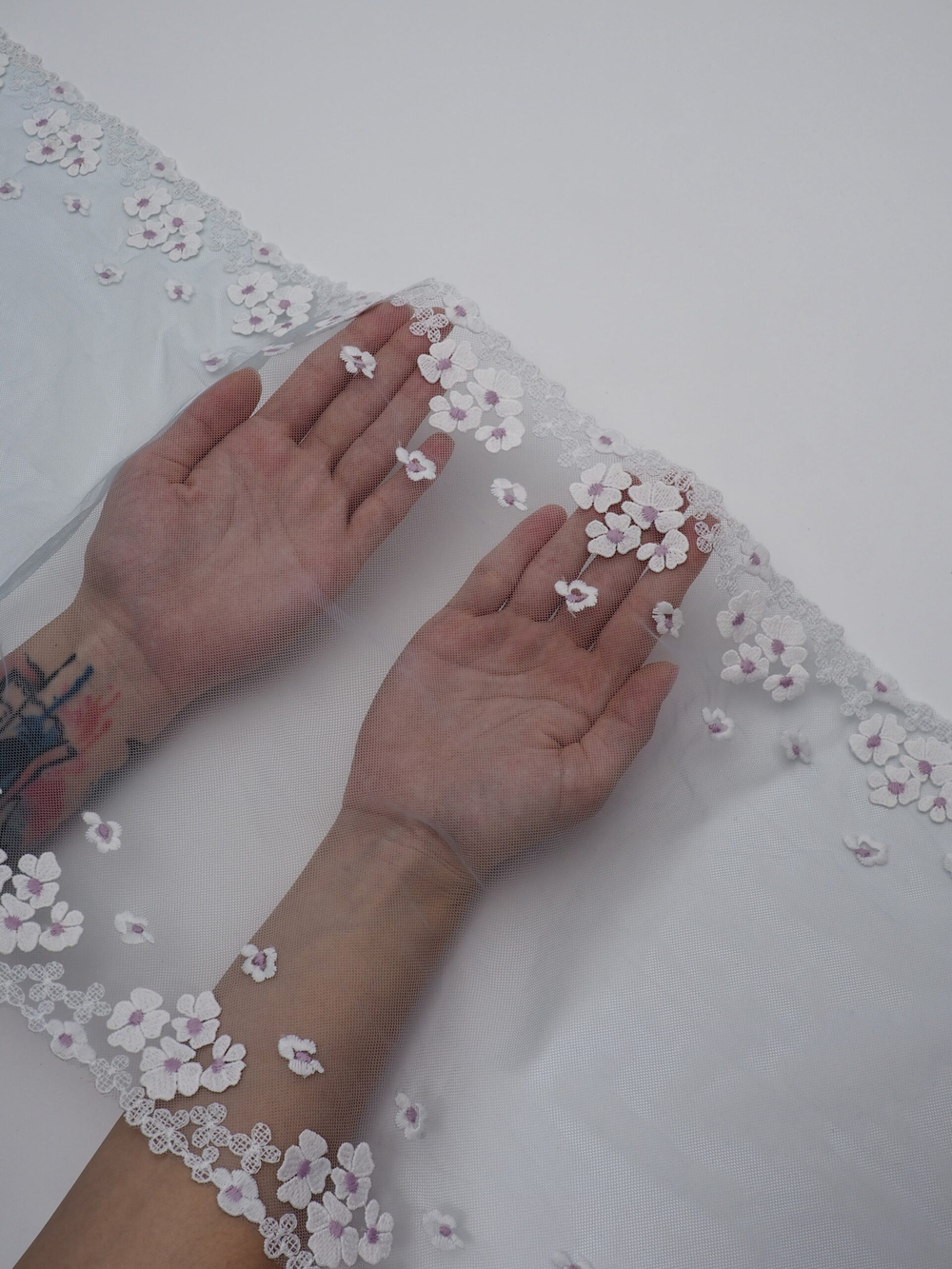 Вышивка на сетке светло-голубая с белым и лиловым неэластичная ширина 31 см