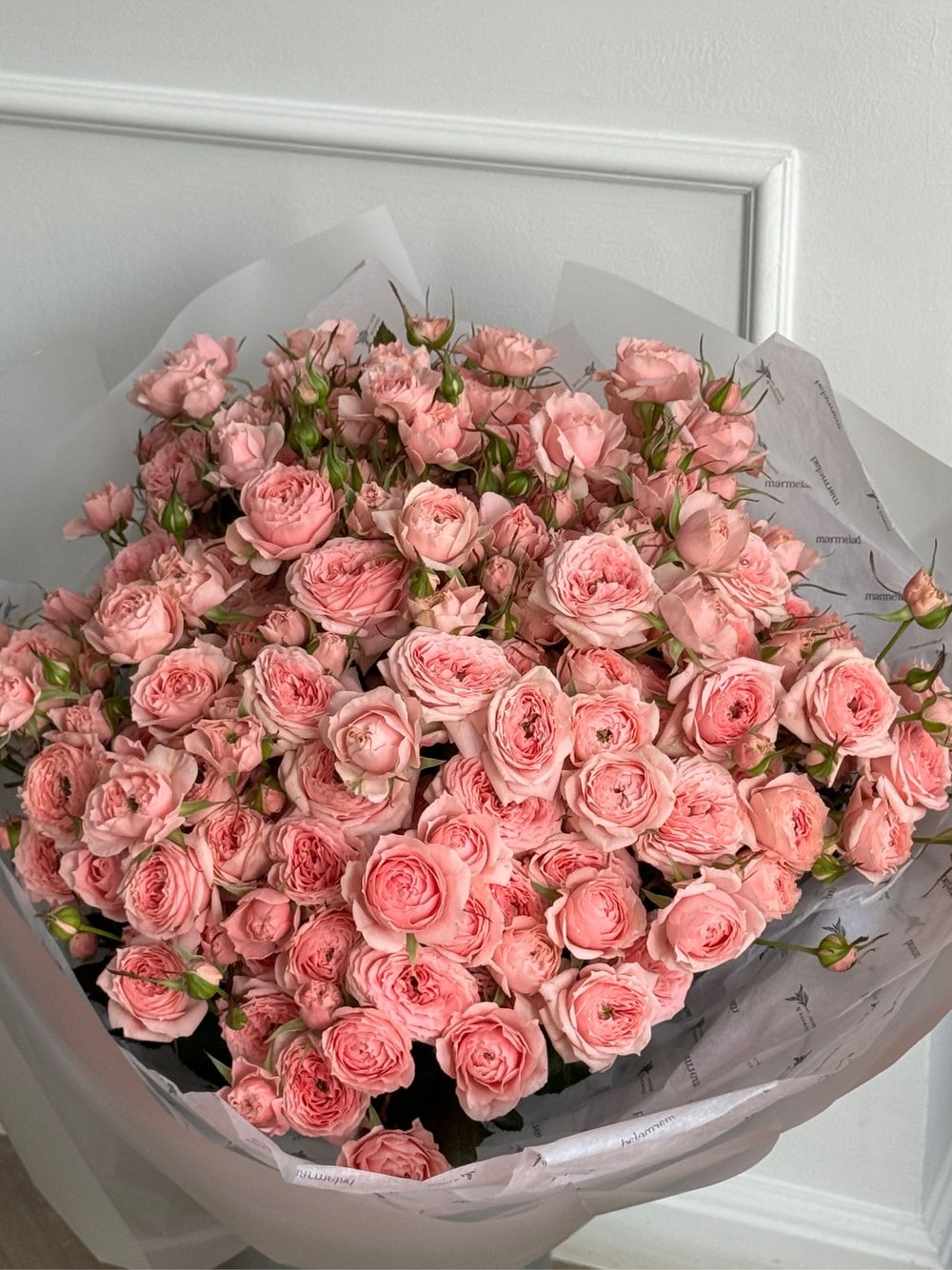 Гранд-букет из нежных, кустовых пионовидных роз