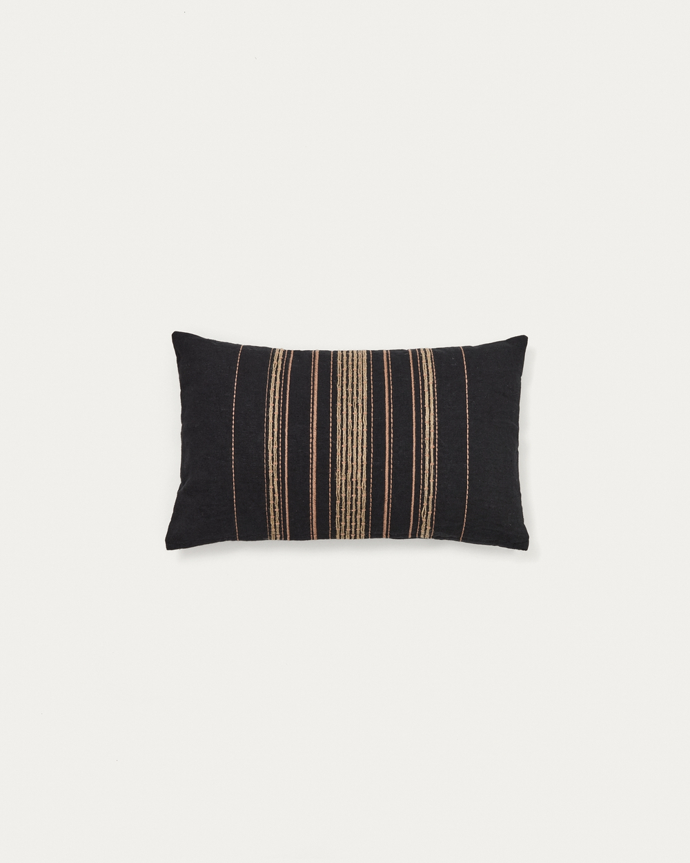 Чехол для подушки Sairu из льна черного цвета с бежевой вышивкой 30 x 50 см
