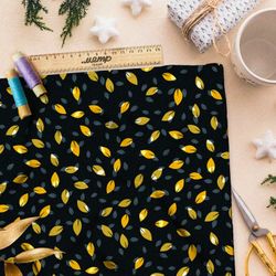 Ткань флис опадающие жёлтые листья на чёрном фоне