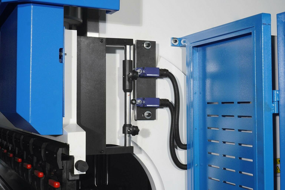 Листогибочные гидравлические прессы с ЧПУ контроллером MetalTec TP10S HBM 80/2500C