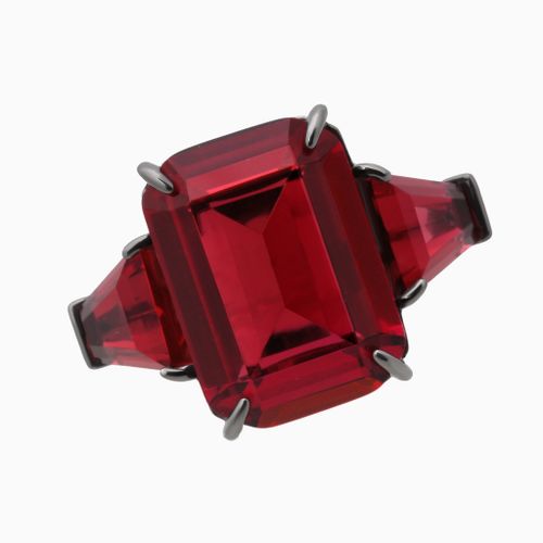 Серебряное кольцо с красным цирконом