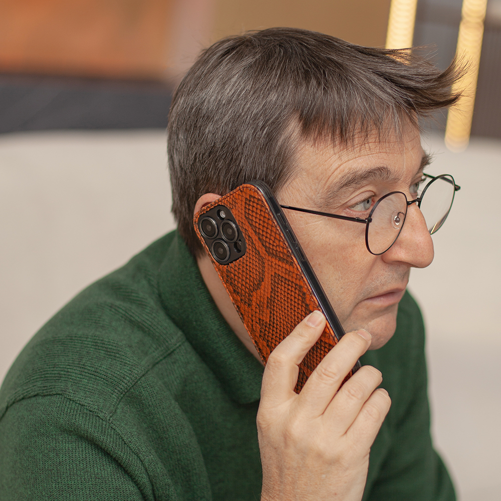 Чехол-накладка кожаная для iPhone 16 Pro, питон цвета коньяк