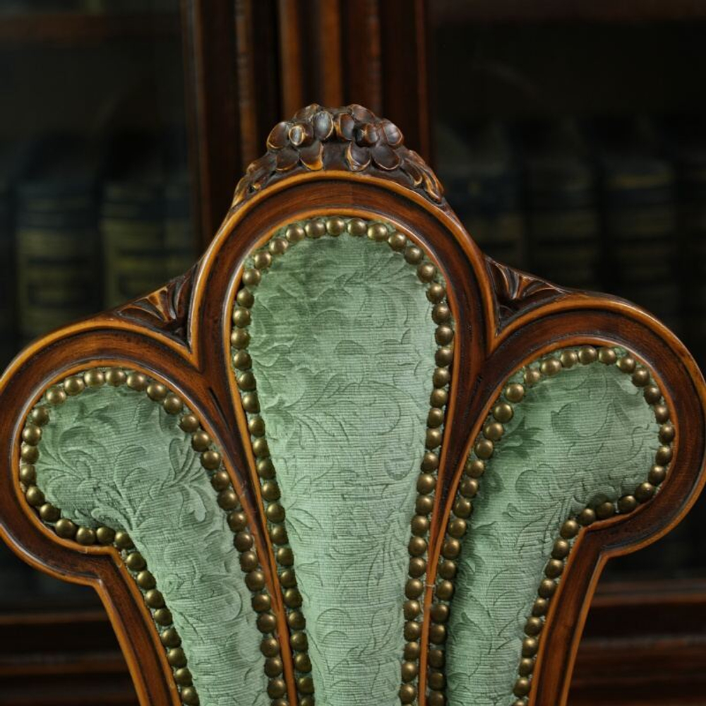 Антикварный стул