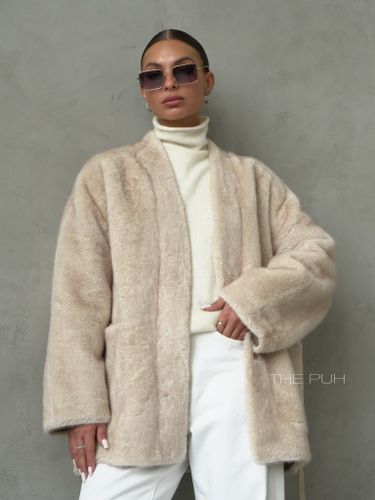 Бежевая шуба с поясом