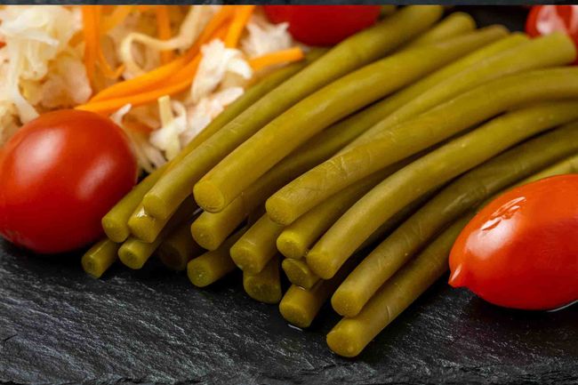 Тарелка с соленьями