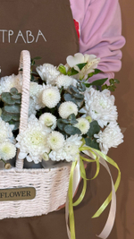 Корзина с цветами "Любимка", хризантема, дубки, альстрамерия, эвкалипт