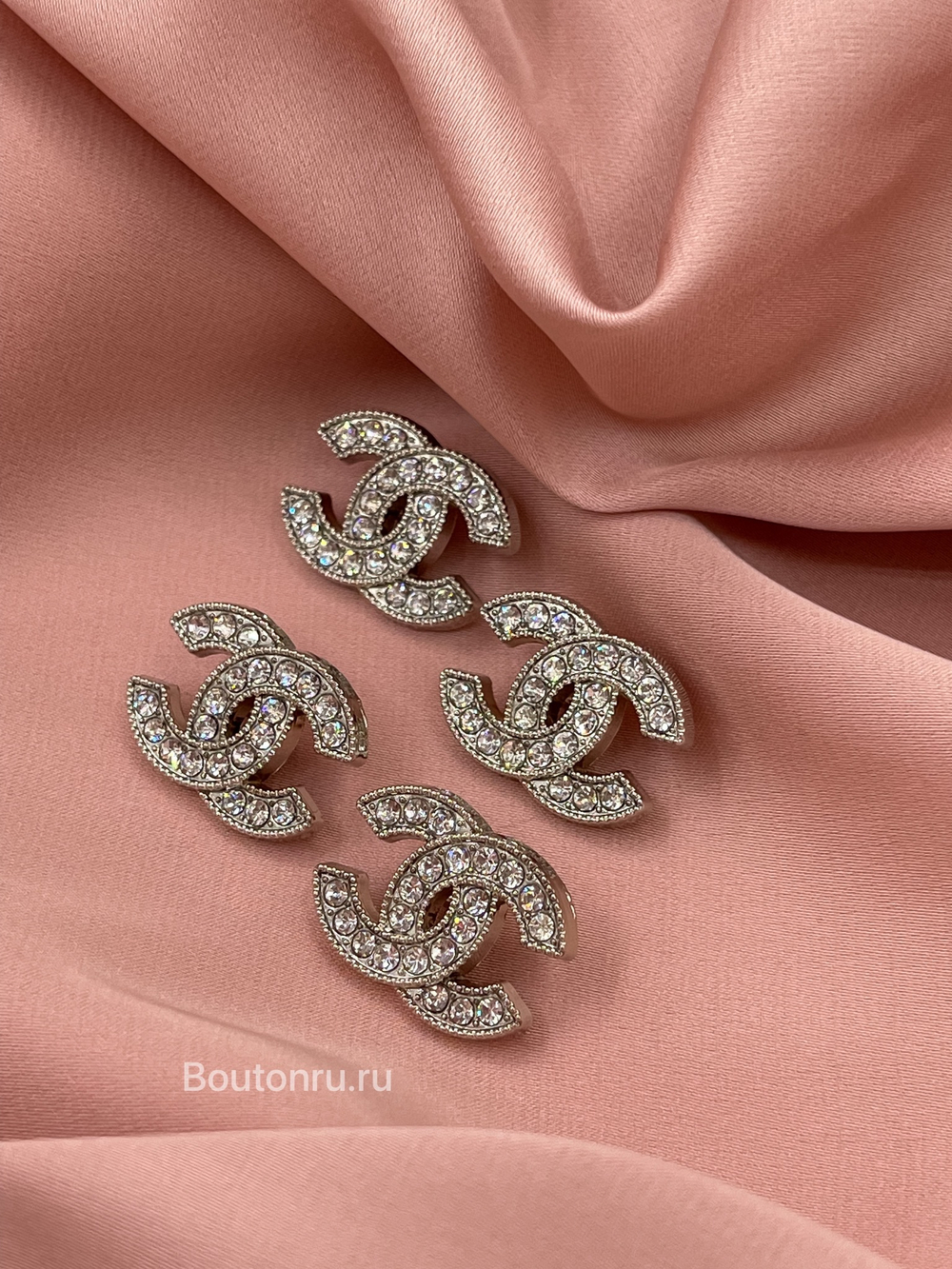 Пуговицы Шан. Серебро Лого стразы 22 мм