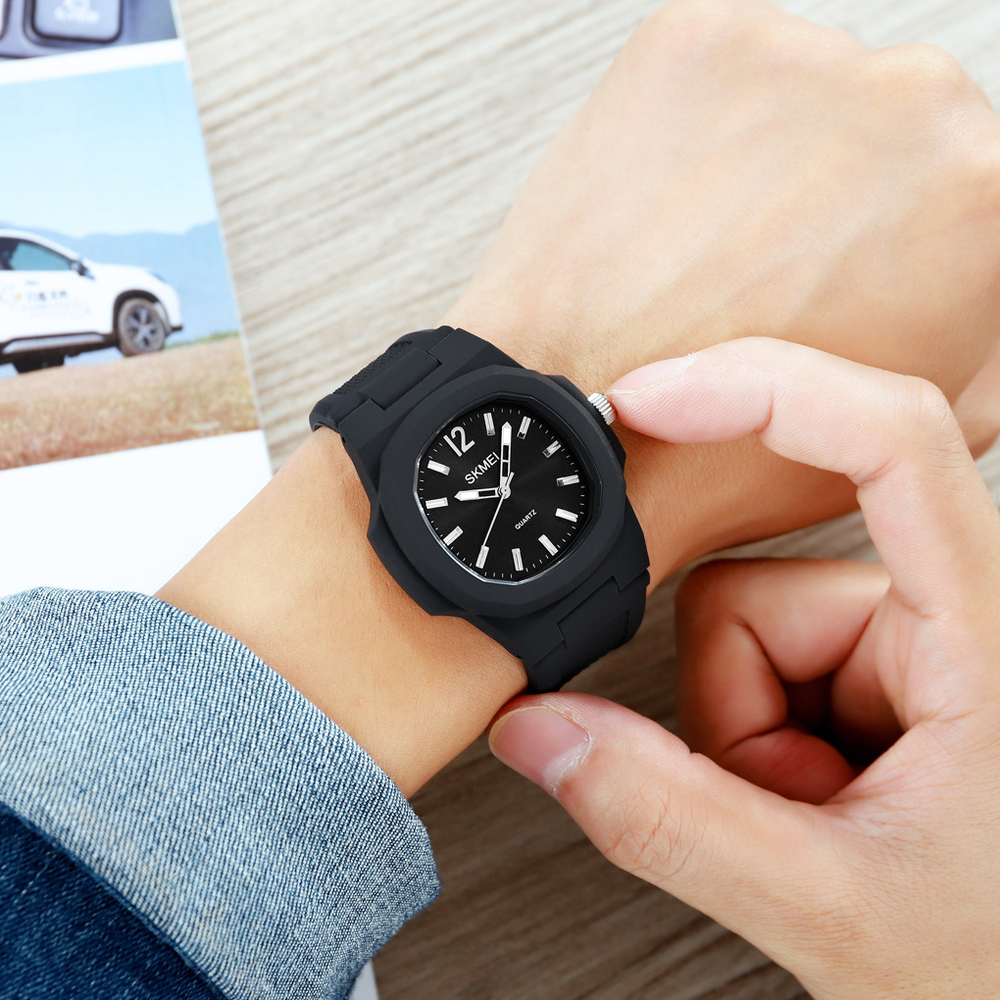 SKMEI Quartz Movement Silicone Strap Watch Men"s Watches Black Dial