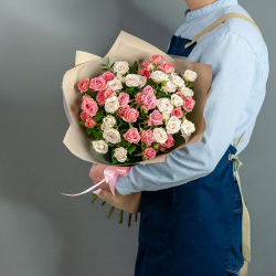 Букет кустовых роз в нежных тонах