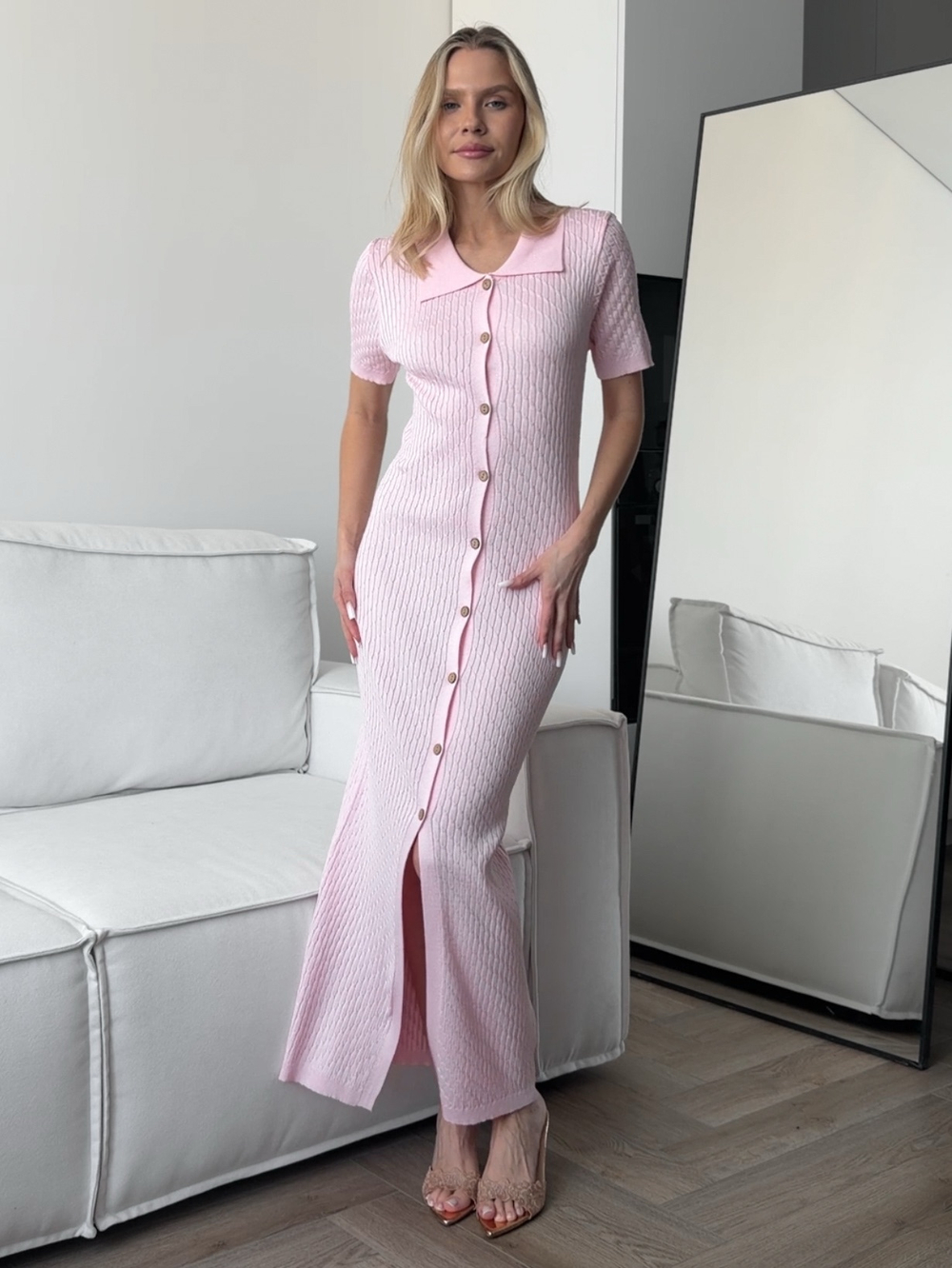 Платье вязаное, прямого кроя, с воротником и пуговицами