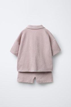 ZARA КОМПЛЕКТ ИЗ ФУТБОЛКИ-ПОЛО И ШОРТОВ ИЗ МАХРОВОЙ ТКАНИ С НАШИВКОЙ, СЕРО-КОРИЧНЕВЫЙ