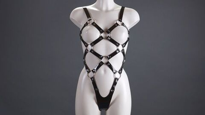 Чёрное лакированное боди-сбруя (Размер: S-M) (Цвет: черный)