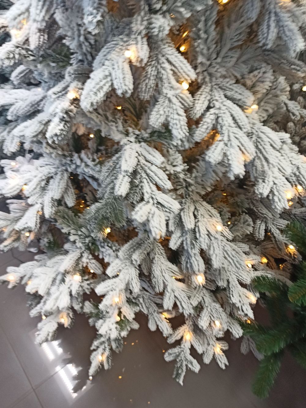 Заснеженная елка с гирляндой «Аляска» (Литая+пвх) 270 см / 2.7 м