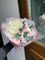 Букет сборный из гортензии, кустовых пионовидных роз и эвкалипта