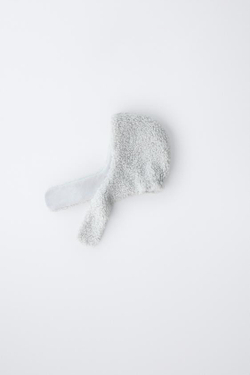 ZARA ШАПКА ИЗ ИСКУССТВЕННОЙ ОВЧИНЫ С ВОРОТНИКОМ, ЦВЕТ ЛЬДА