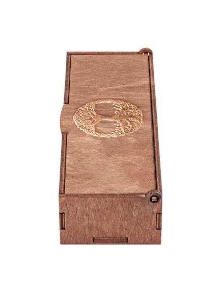 Фото подарочной коробки из фанеры, вид слева с закрытой крышкой.