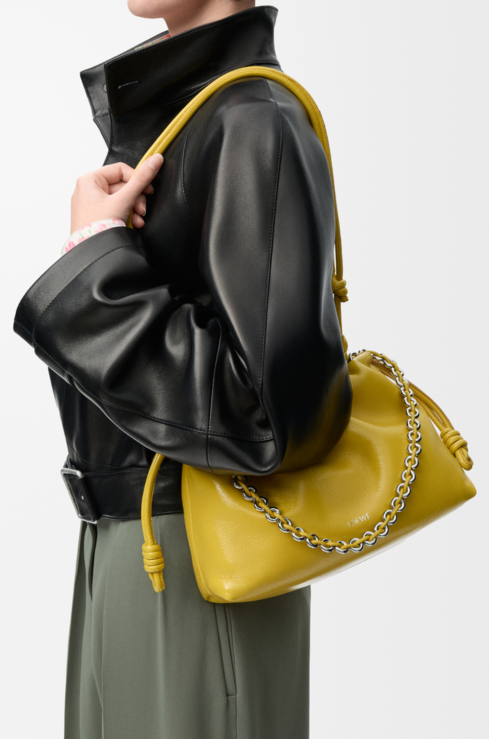 Loewe Сумка Flamenco среднего размера из лакированной кожи ягненка наппа, желтый