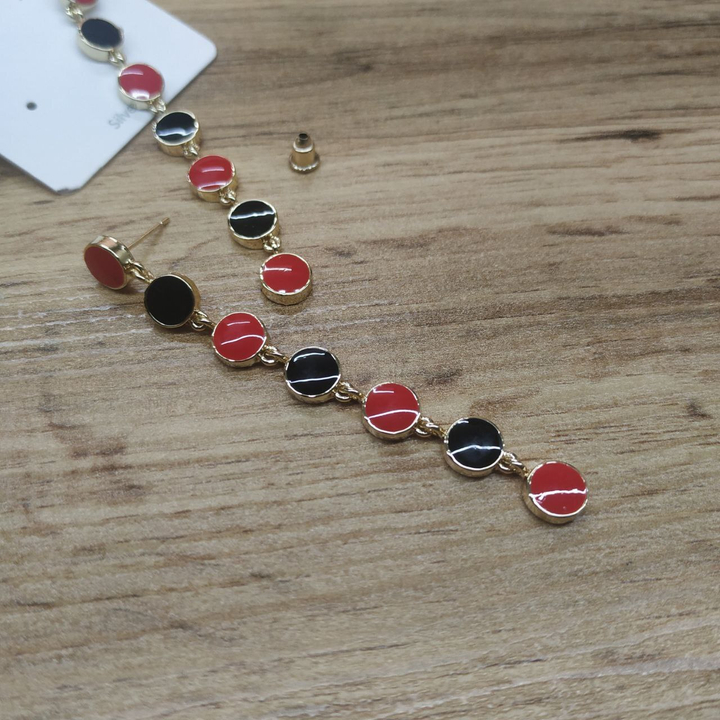 Серьги-гвоздики Круг 7 звеньев эмаль черная красная металл золотистый