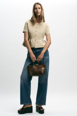 ZARA ТРИКОТАЖНЫЙ КАРДИГАН С КОРОТКИМИ РУКАВАМИ И БАСКОЙ, ПЕСОЧНЫЙ