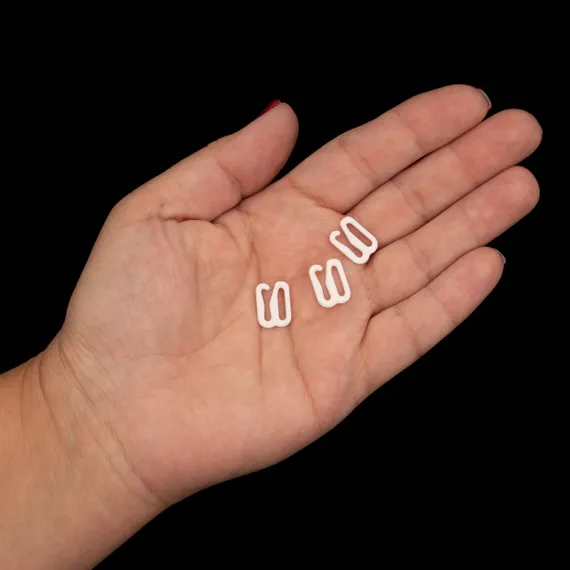 Крючок для бретели молочный 10 мм