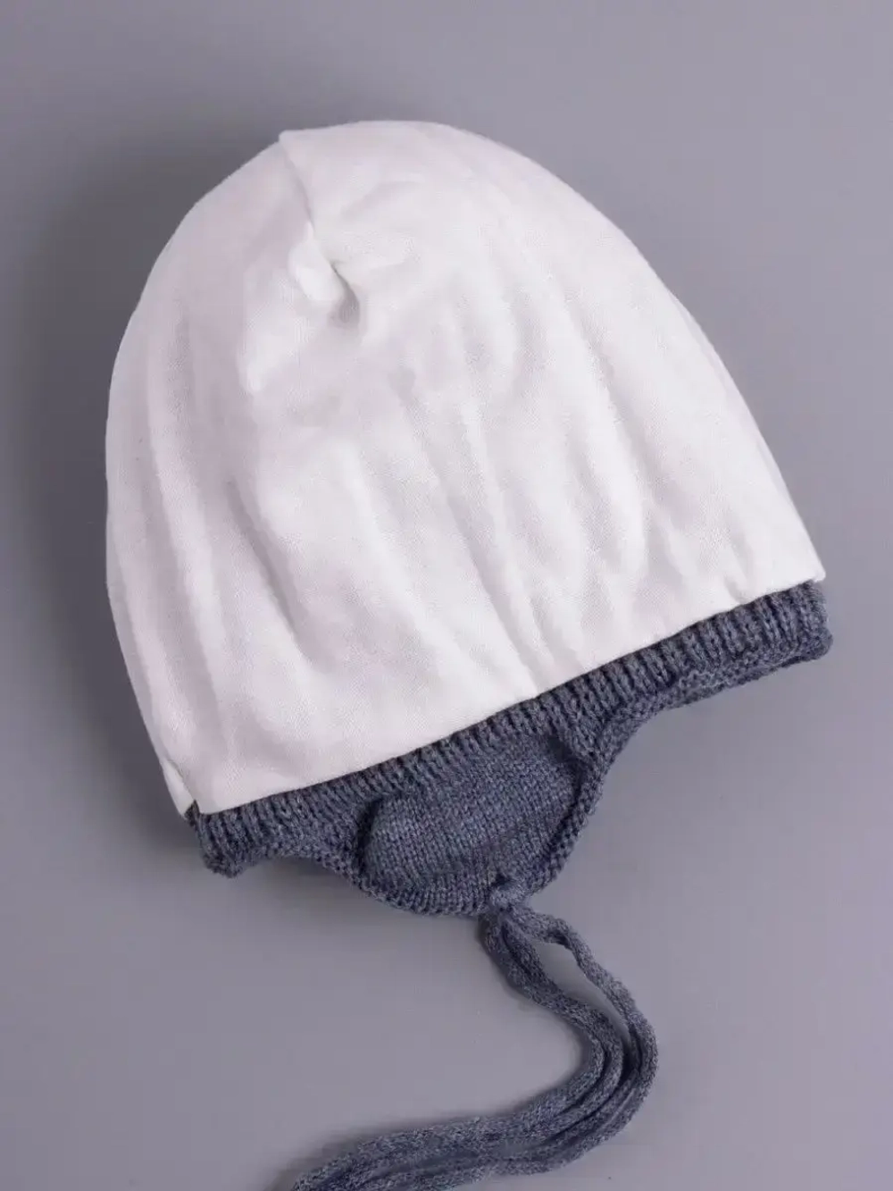 Шапка для мальчика вязаная демисезонная с завязками