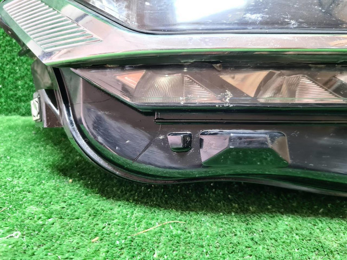 Фара правая VW Touareg 3 (2018-2023) LED