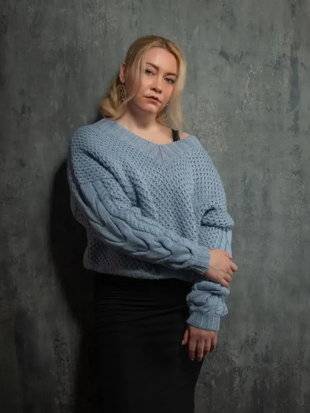 Голубой свитер Соты с V образным воротом
