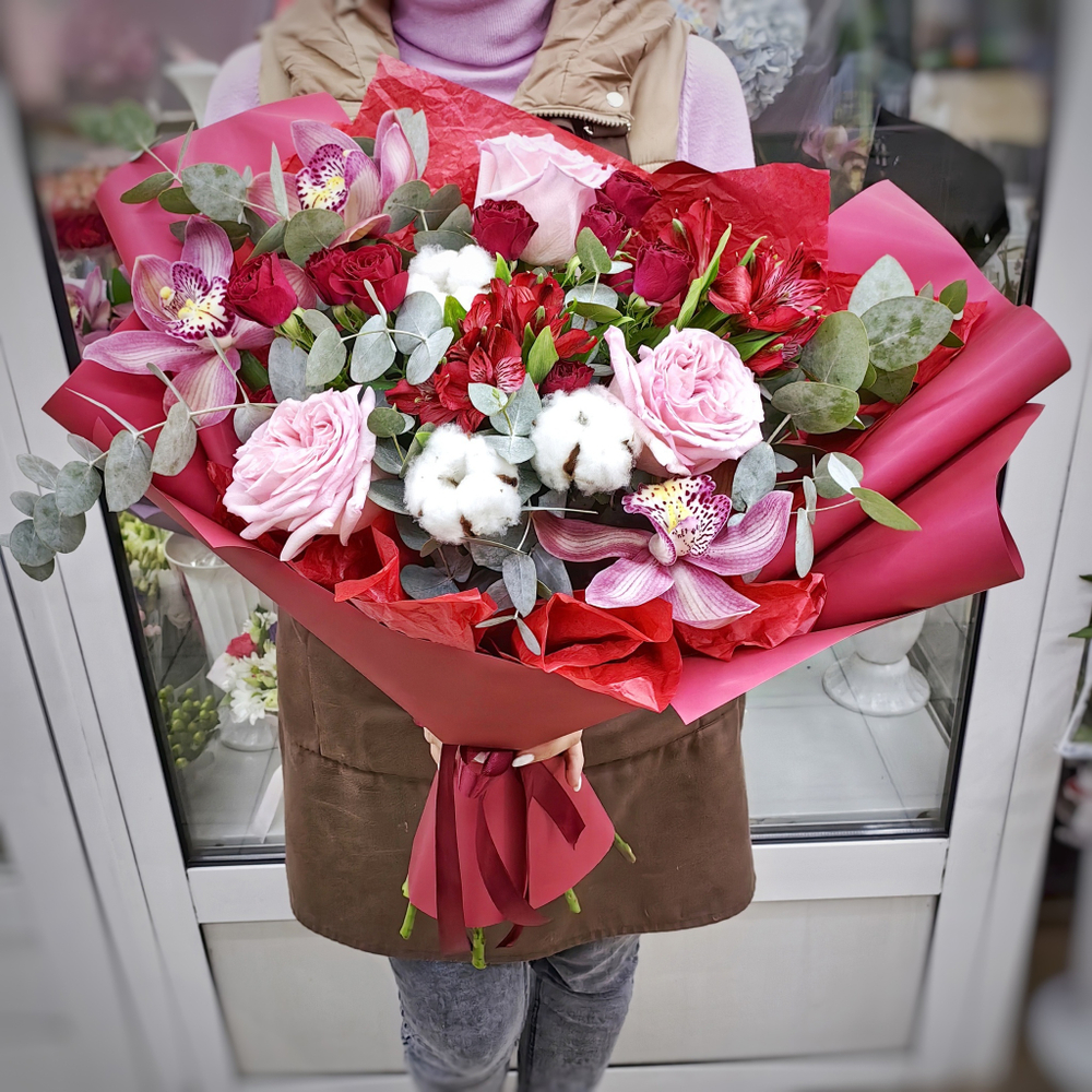 Авторский букет в красной гамме